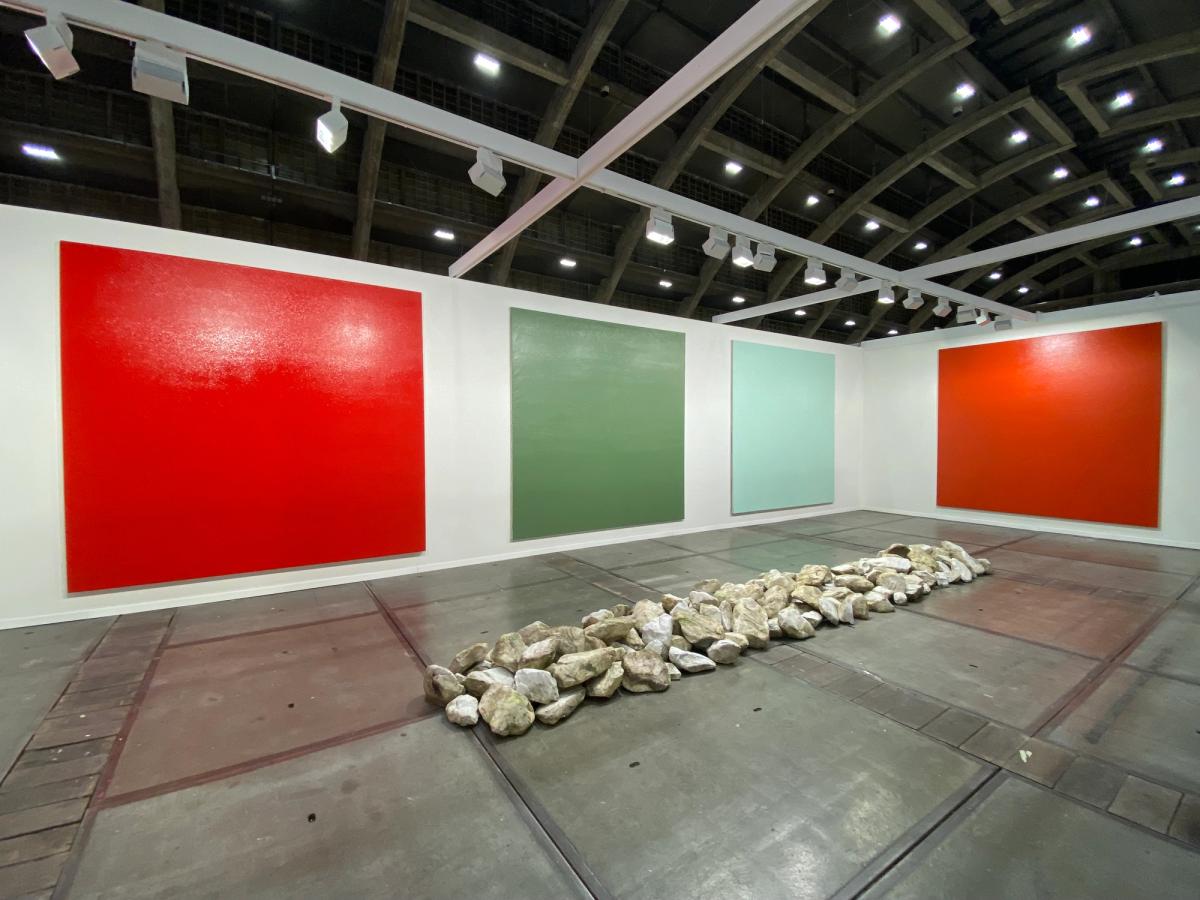 Vue du stand de la QG Gallery (Bruxelles). Au mur : Olivier Mosset. Au sol : Richard Long. Photo B.M.