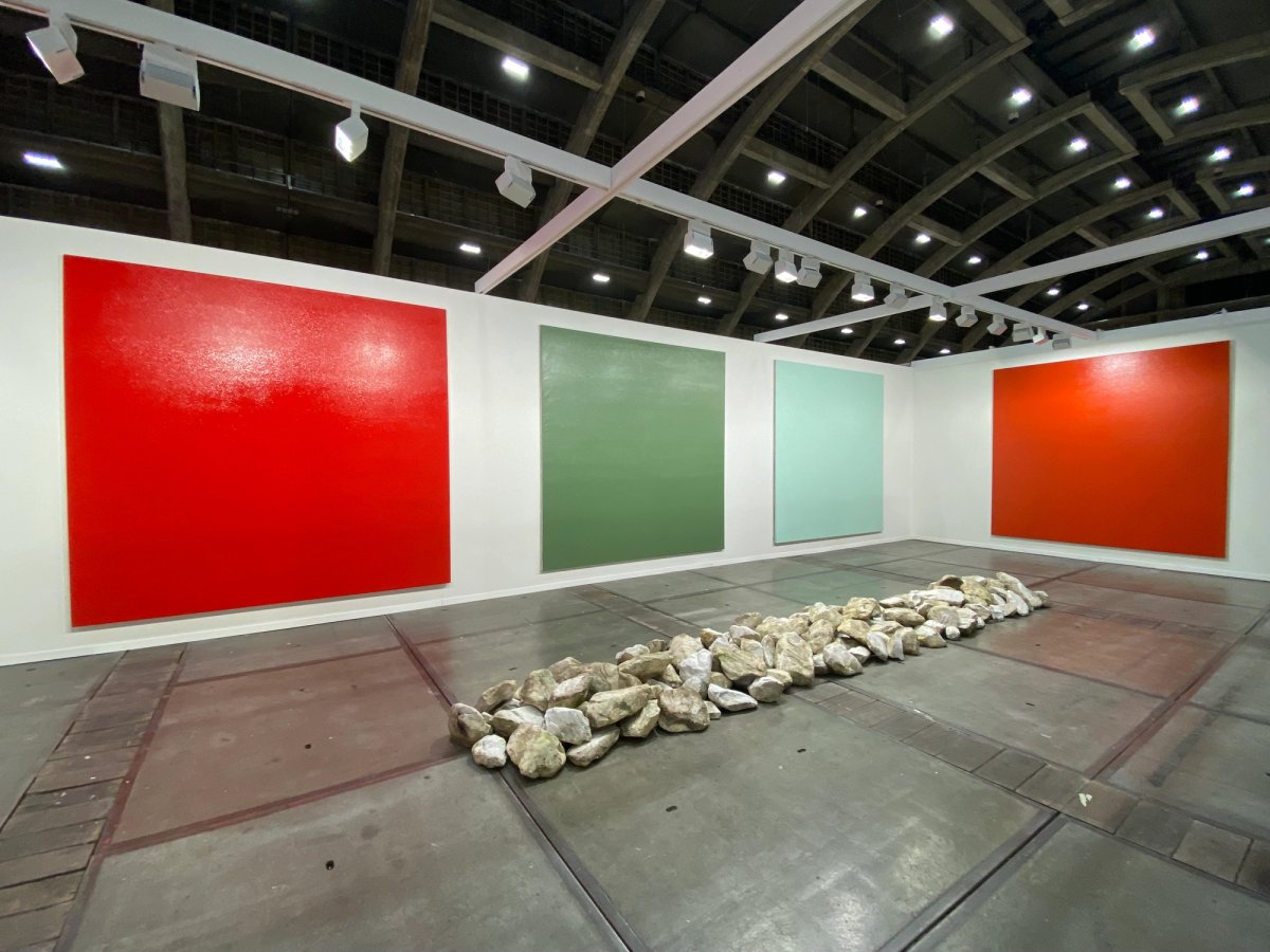 Vue du stand de la QG Gallery (Bruxelles). Au mur : Olivier Mosset. Au sol : Richard Long. Photo B.M.