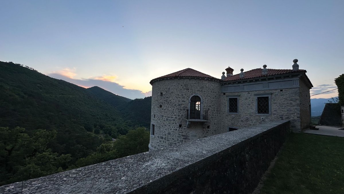 Vue du château de Rihemberk, qui accueillait l’installation sonore Inaudible – Audible, Among the Bats de Boštjan Perovšek, dans le cadre de « GO! », Nova Gorica – Gorizia capitale européenne de la culture 2025, Branik, Slovénie. © GO! 2025