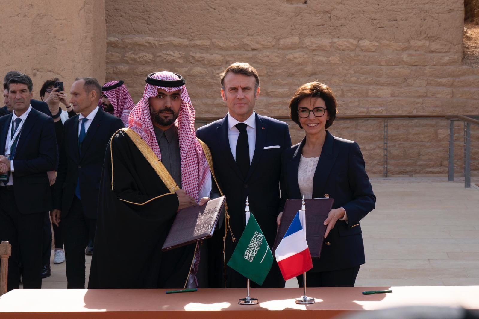 La ministre de la Culture, Rachida Dati, et son homologue saoudien, le Prince Bader bin Abdullah bin Farhan Al Saud avec Emmanuel Macron lors de la signature des accords culturels, le 3 décembre 2024, en Arabie saoudite. Ministère de la Culture
