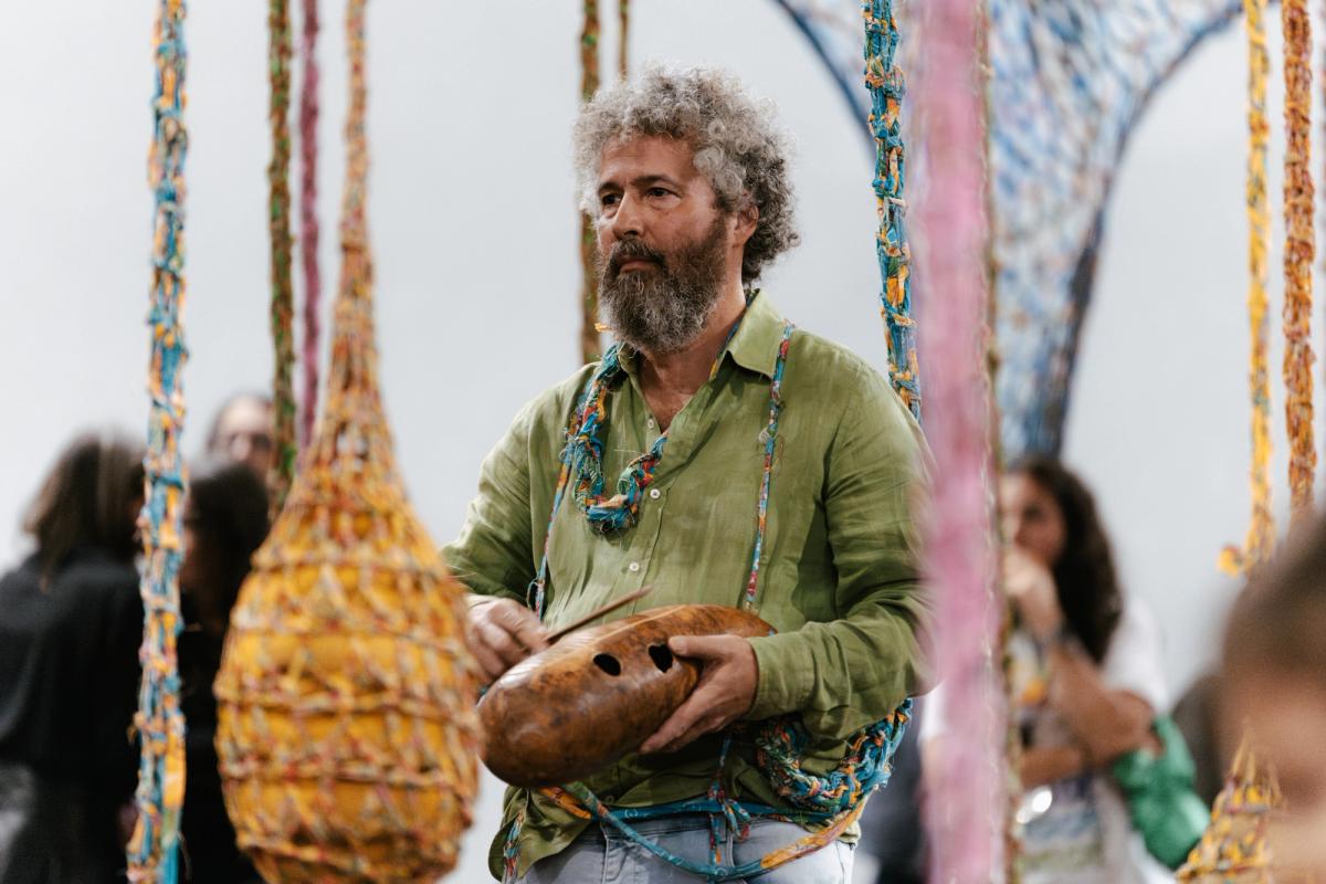 Ernesto Neto au sein de son installation Nosso Barco Tambor Terra lors du concert-performance inaugural au MAAT le 30 avril 2024. Photo : Joana Linda