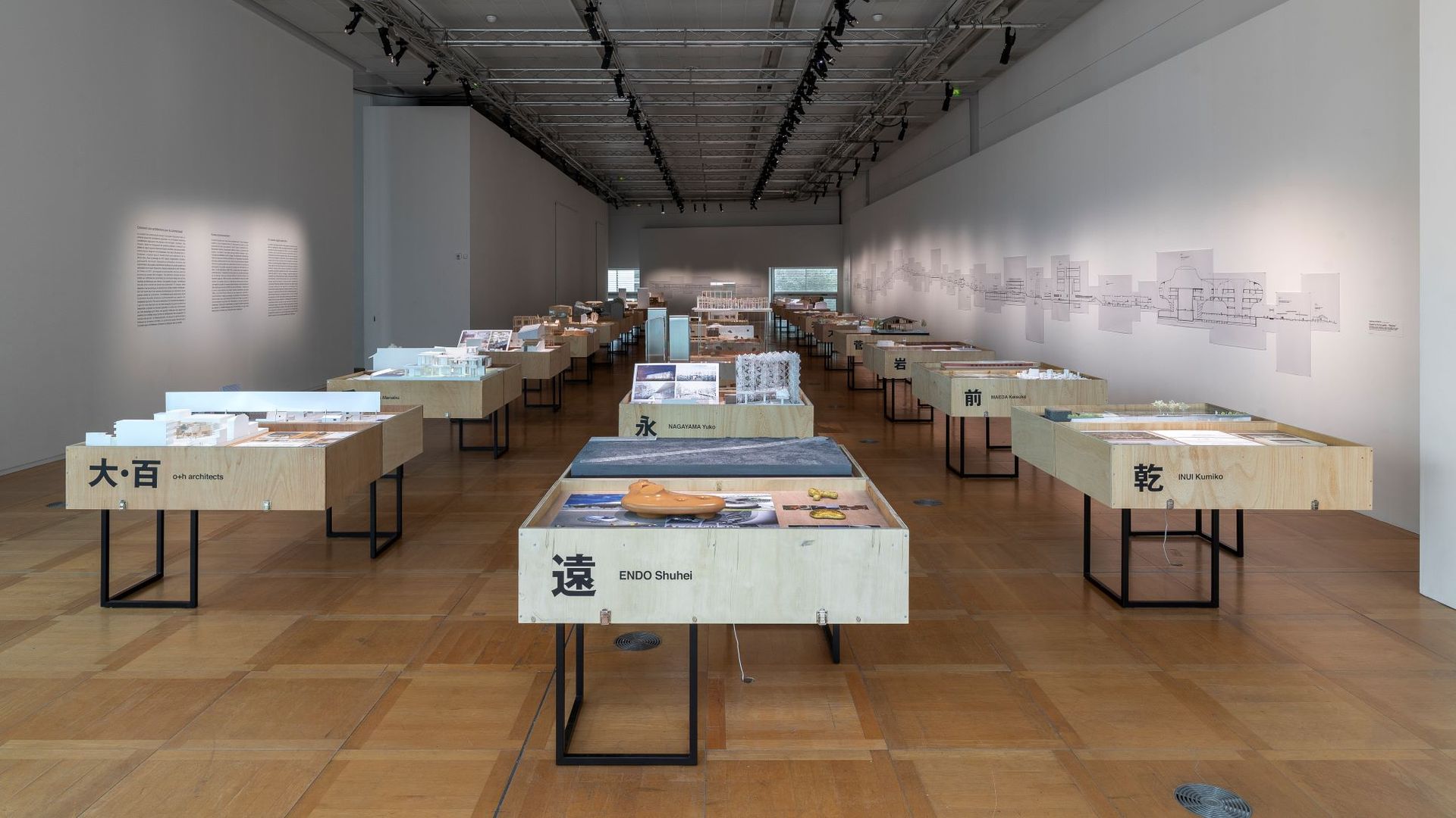 Vue de l’exposition « Quand la forme parle, Nouveaux Courants architecturaux au Japon 1995-2020 », à la Maison de la culture du Japon, à Paris. © ADAN – MCJP. Photos : Nicolas Brasseur