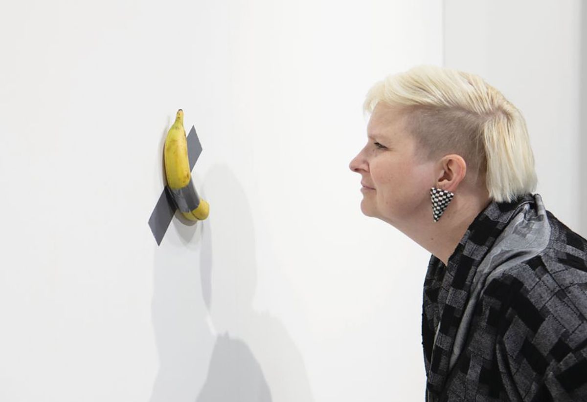 Une visiteuse devant Comedian de Maurizio Cattelan sur le stand de la Galerie Perrotin à Art Basel Miami Beach en 2019. © David Owens