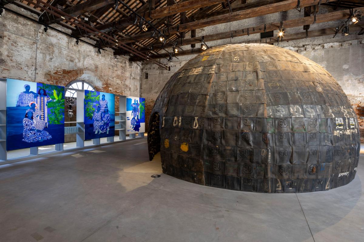 Vue du Pavillon du Bénin à la Biennale de Venise 2024, avec les œuvres de Romuald Hazoumè et Moufouli Bello. Photo : Jacopo La Forgia