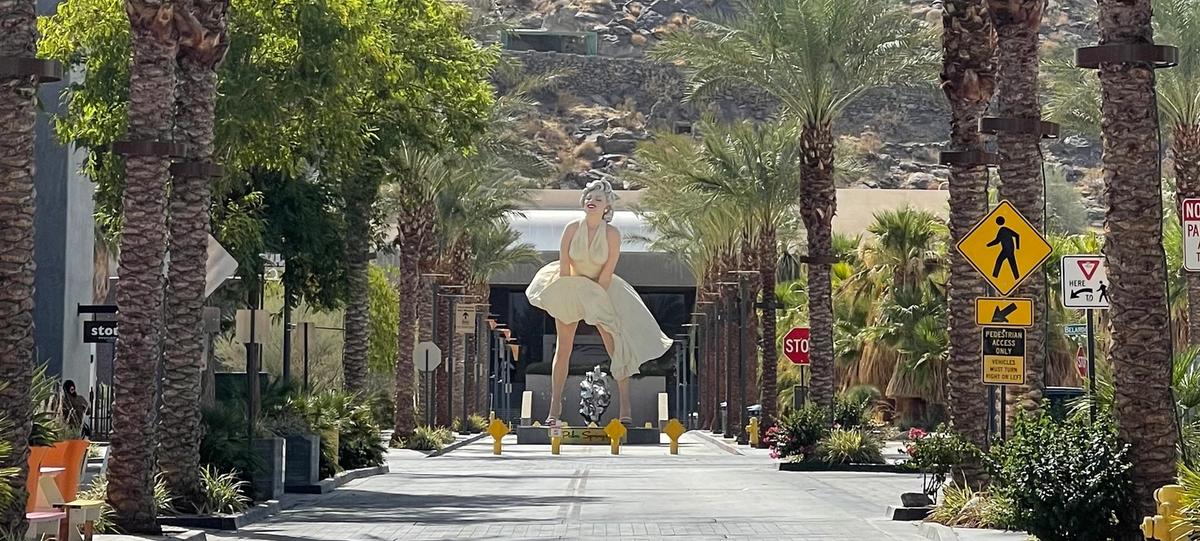 Seward Johnson, Forever Marilyn, 2011, installée au centre de Palm Spring, en Californie. Vue de face. Au fond, le Palm Springs Art Museum. Photo : Philippe Régnier