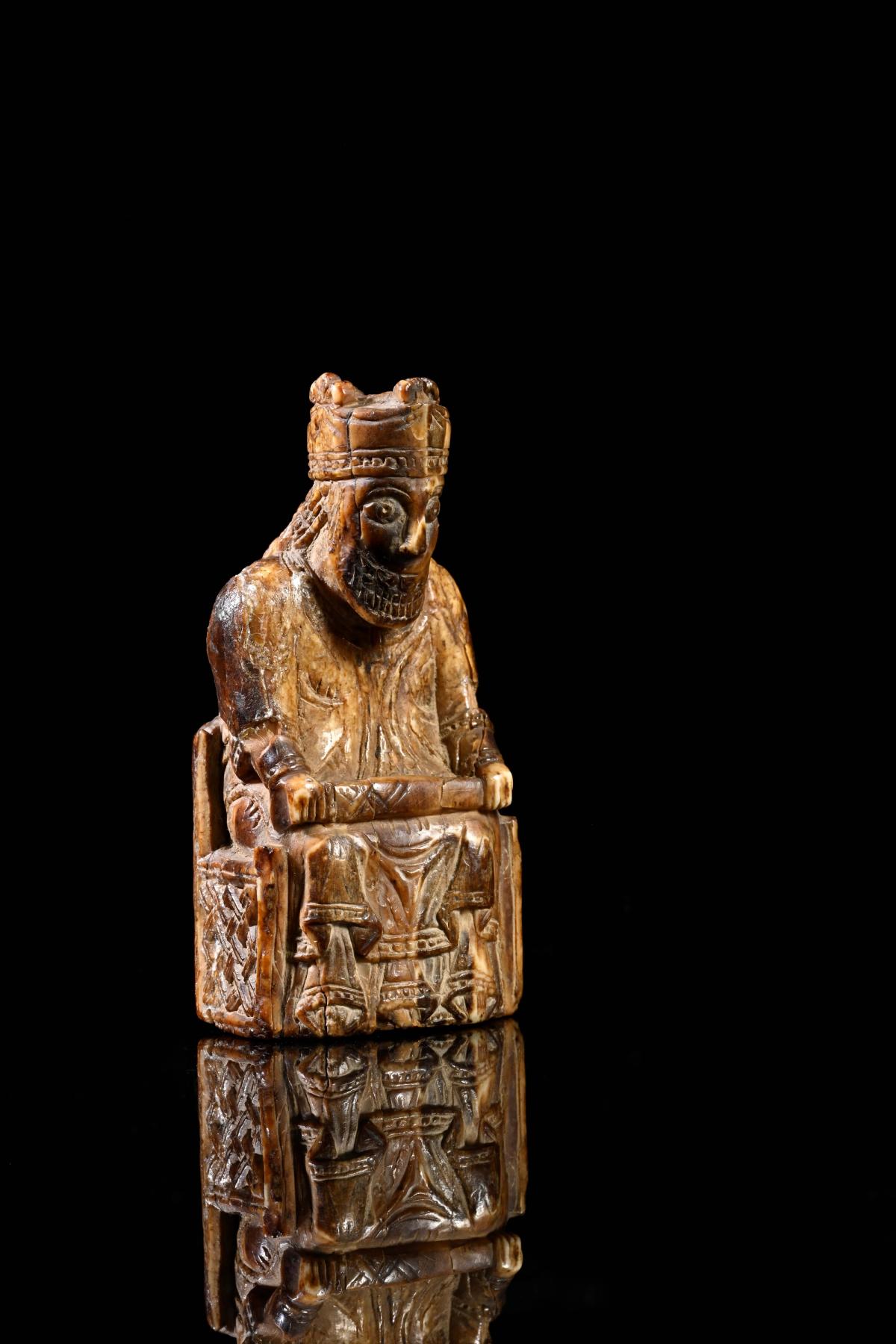 Suède XIIIe siècle, Pion d’échecs, défense de morse sculptée en ronde-bosse, patine brune. Courtesy Coutau-Bégarie