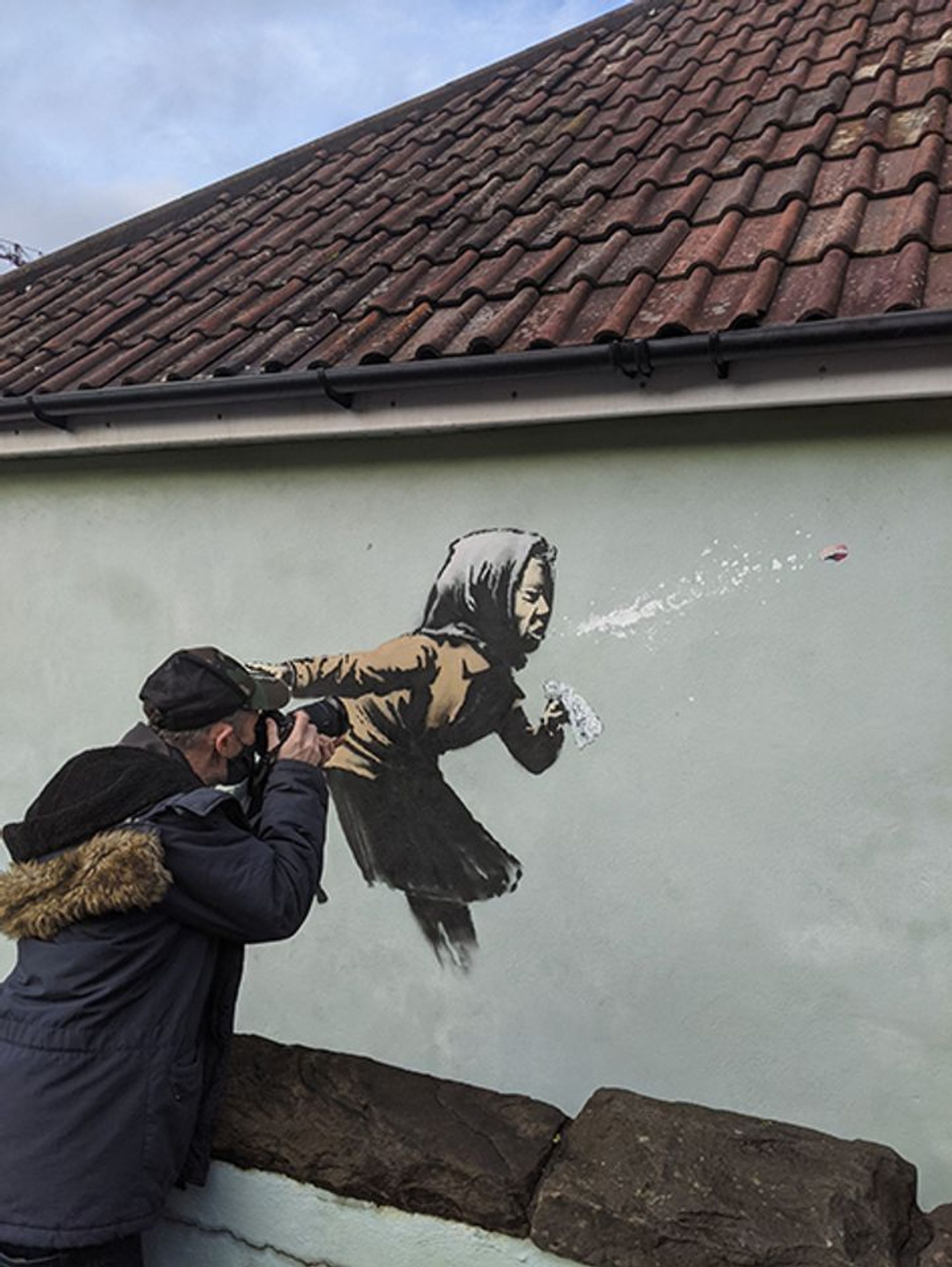Vue de la nouvelle œuvre Aachoo!!, du street artist Banksy, sur Vale Street, à Bristol, en Angleterre. Photo: D.R. © Mark Lundin. @marklundin