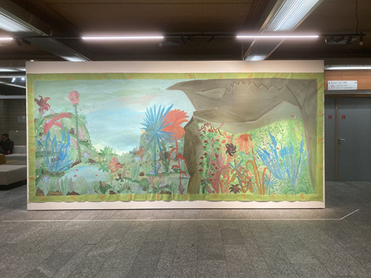 Marie Zolamian, Some movements for a tree of life, 2023. Vue d'installation, UZ Jette, Bruxelles, 2023. PaonLin sur toile, 2,20 x 5 m. Courtesy de l'artiste. Photo D.R.