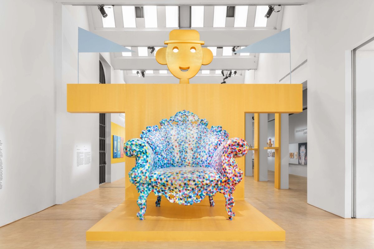 Vue de l’exposition « Alessandro Mendini : Io sono un drago » à La Triennale. Photo : Delfino Sisto Legnani. © Triennale Milano