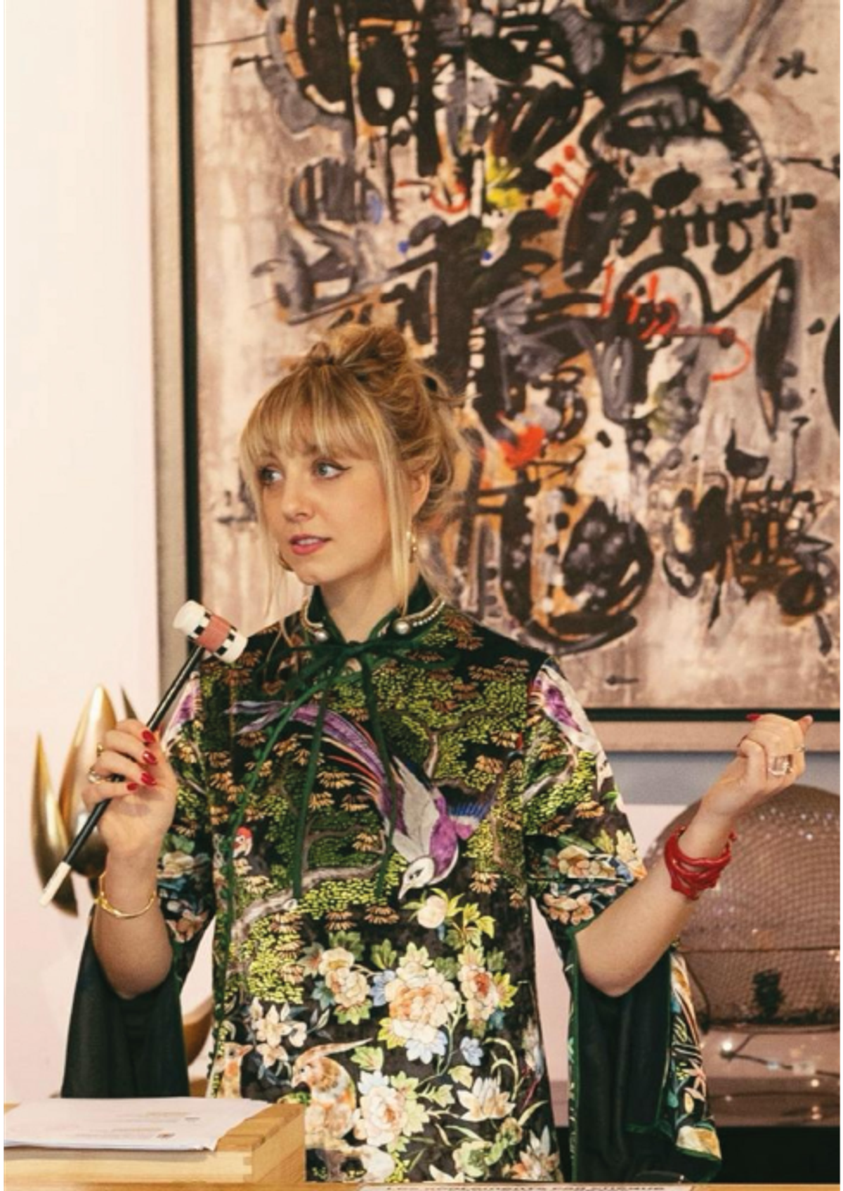 La commissaire-priseuse Chloë Collin au marteau. Photo D.R