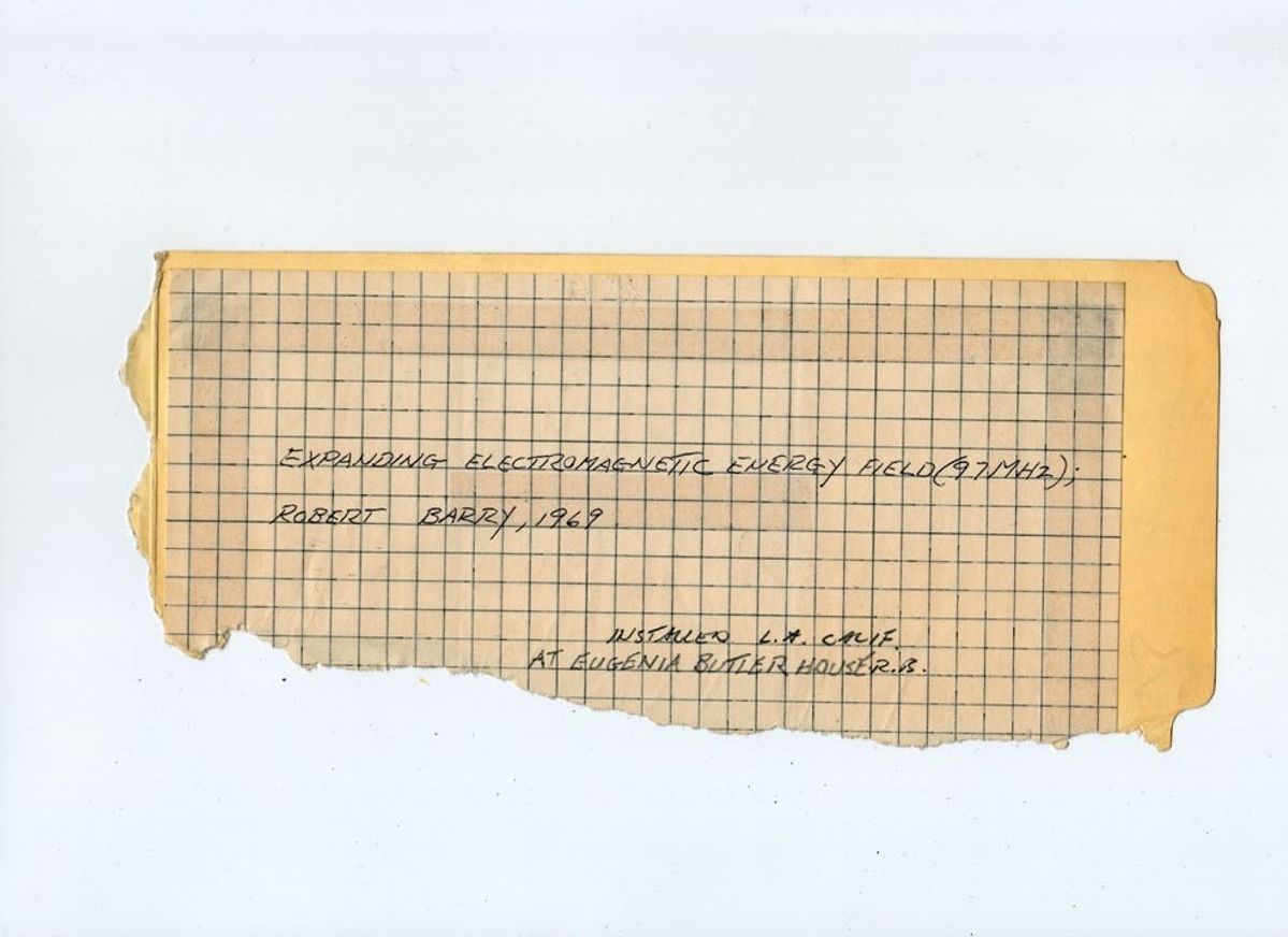 Robert Barry, Expanding Electromagnetic Energy Field, 1968, émetteur.

Courtesy de la galerie Martine Aboucaya