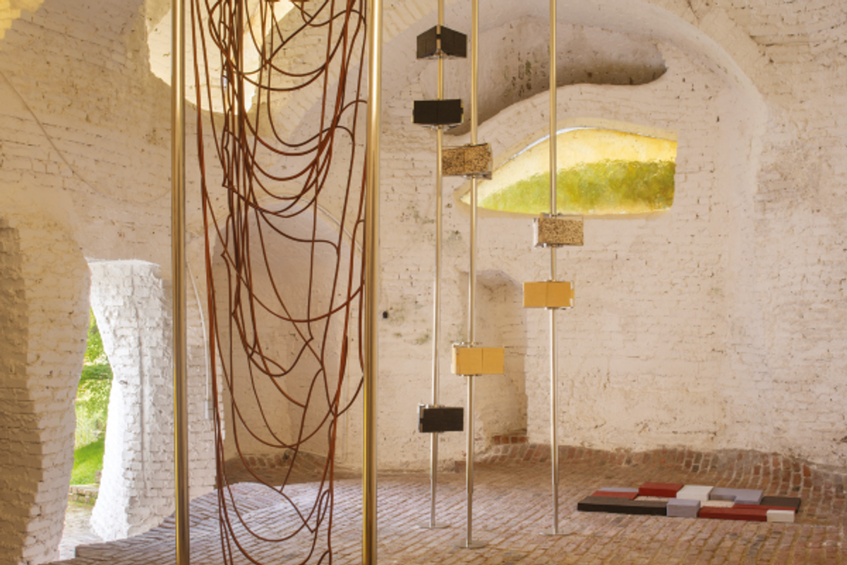 Vue de l’exposition « Leonor Antunes, the homemaker and her domain », villa André Bloc, Meudon, 2021.
© Martin Argyrgolo