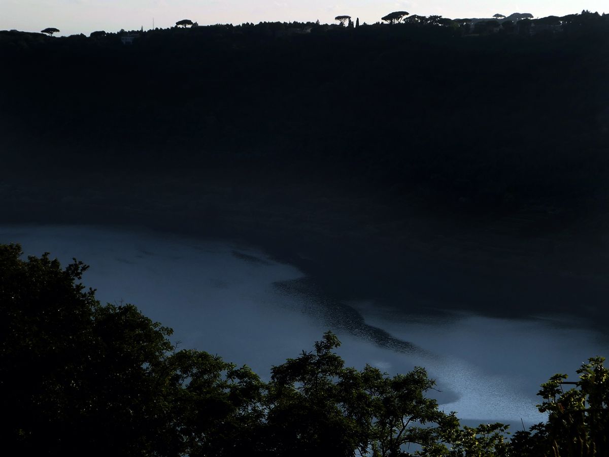 Vue du lac de Nemi (Italie) réalisée en 2020 lors de repérages pour le projet L’esprit du lieu, dans le cadre du programme de résidences de la Villa Médicis. © Isabelle Giovacchini Adagp, Paris, 2023