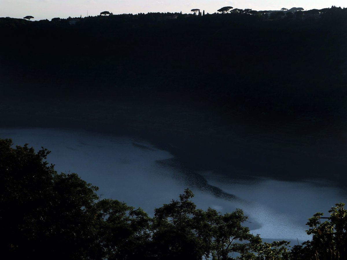 Vue du lac de Nemi (Italie) réalisée en 2020 lors de repérages pour le projet L’esprit du lieu, dans le cadre du programme de résidences de la Villa Médicis. © Isabelle Giovacchini Adagp, Paris, 2023