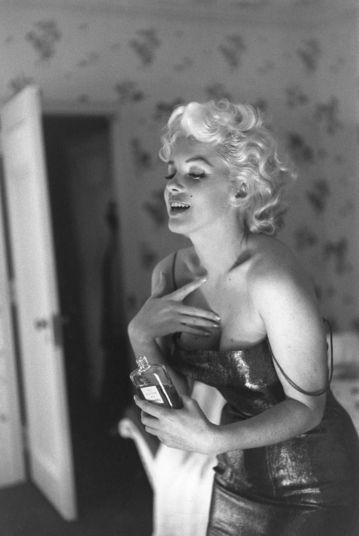 Ed Feingersh, Marilyn Monroe applying Chanel N° 5 (détail), 1955, photographie.
© Ed Feingersh/Michael Ochs Archive/Getty Images.