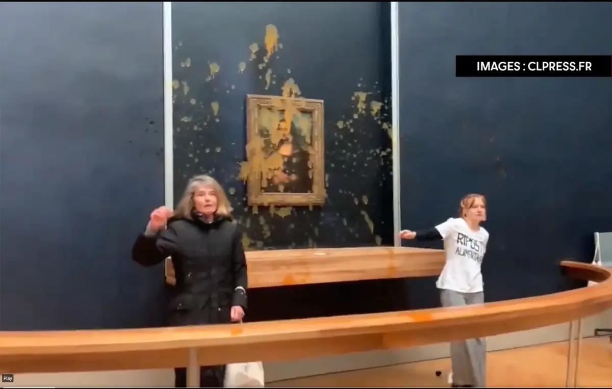 Le 28 janvier 2024, deux militantes du collectif Riposte Alimentaire ont jeté de la soupe sur le chef-d’œuvre de Léonard de Vinci au musée du Louvre. Capture d'écran vidéo : clpress.fr