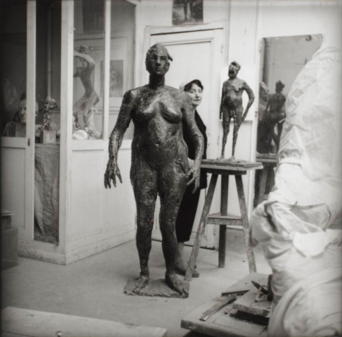 Michel Sima, Germaine Richier dans son atelier derrière L’Ouragane, Paris, vers 1954, épreuve gelatino-argentique, collection particulière.
© Michel Sima/Bridgeman Images