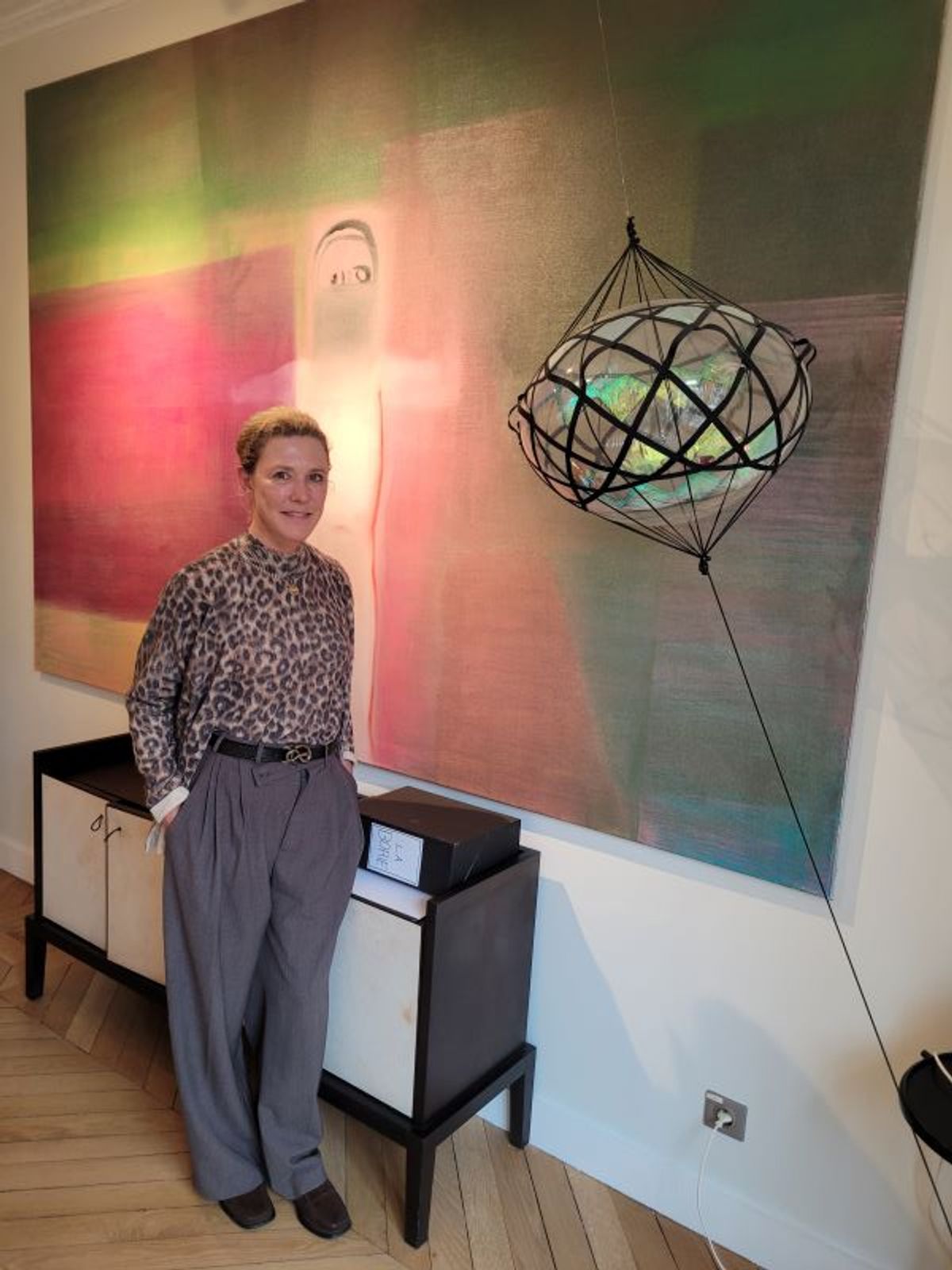 Alexandra Alquier devant Haende Hoch (2009) de Miriam Cahn. Photo : A.C.