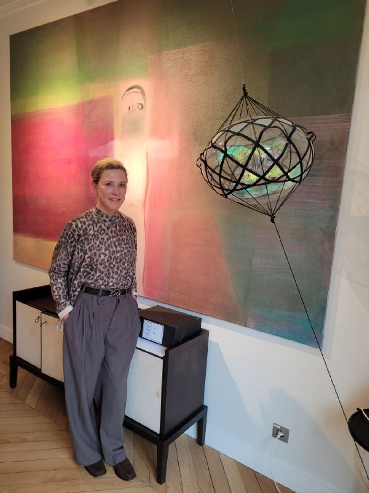 Alexandra Alquier devant Haende Hoch (2009) de Miriam Cahn. Photo : A.C.