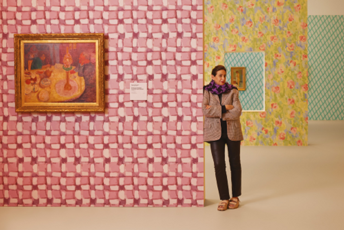 India Mahdavi au sein de la scénographie qu’elle a conçue pour l’exposition « Pierre Bonnard : Designed by India Mahdavi », The National Gallery of Victoria, Melbourne, 2023.