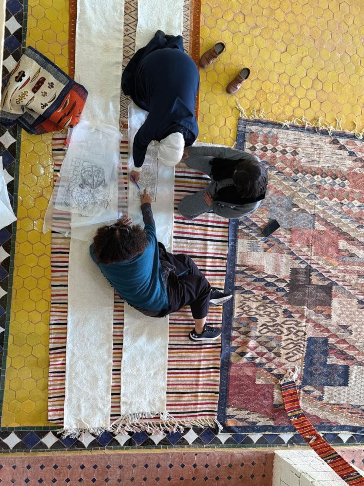 De bas en haut : Amina Agueznay, Meriem Berrada et l’artisane Sfia Iminotras, Taznakht, Maroc. © Meriem Berrada