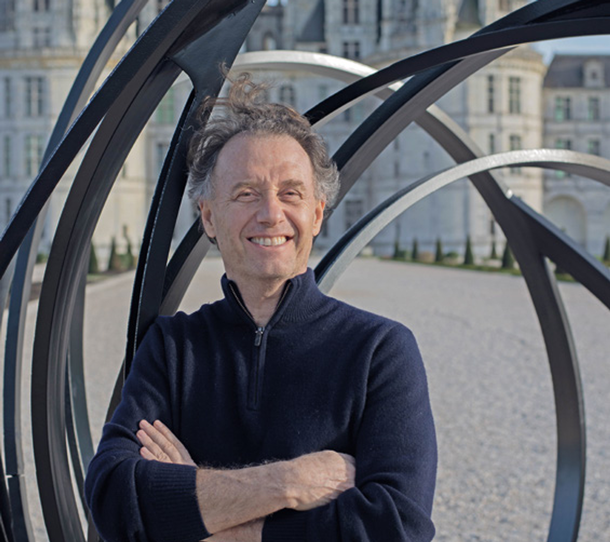 Pablo Reinoso devant sa sculpture La Grande Parole, à Chambord, 2022. © Rodrigo Reinoso