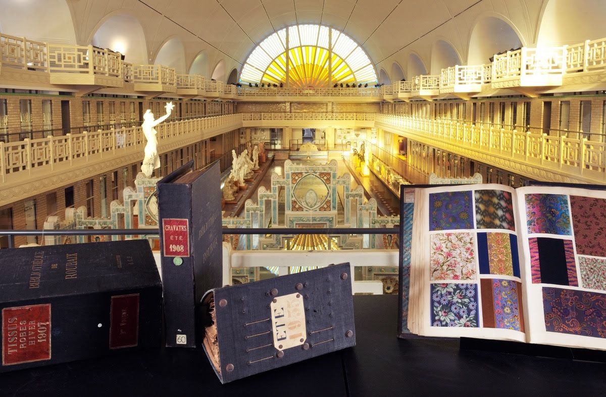 Livres d’échantillons de la collection textile du musée de La Piscine à Roubaix, objets de sa campagne de financement participatif. Courtesy La Piscine, Roubaix