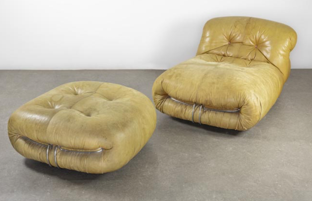 Afra & Tobia Scarpa, fauteuil « Soriana » et son ottoman, cuir, métal chromé, éditions Cassina. Courtesy maison Art Research Paris