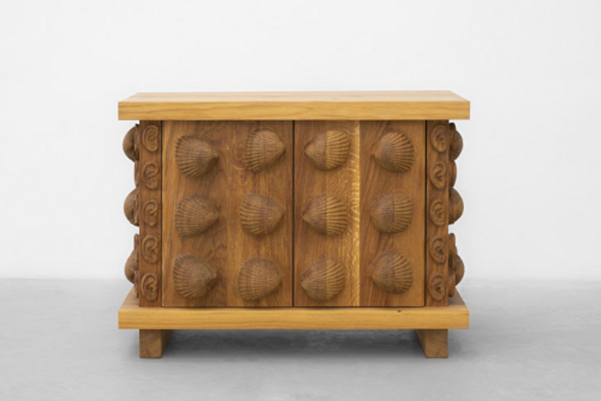 Daniel Dewar & Grégory Gicquel, Armoire en chêne avec coques et oreilles, 2021. Courtesy des artistes, C L E A R I N G, New York, Bruxelles, Los Angeles. Photo Benjamin Baltus