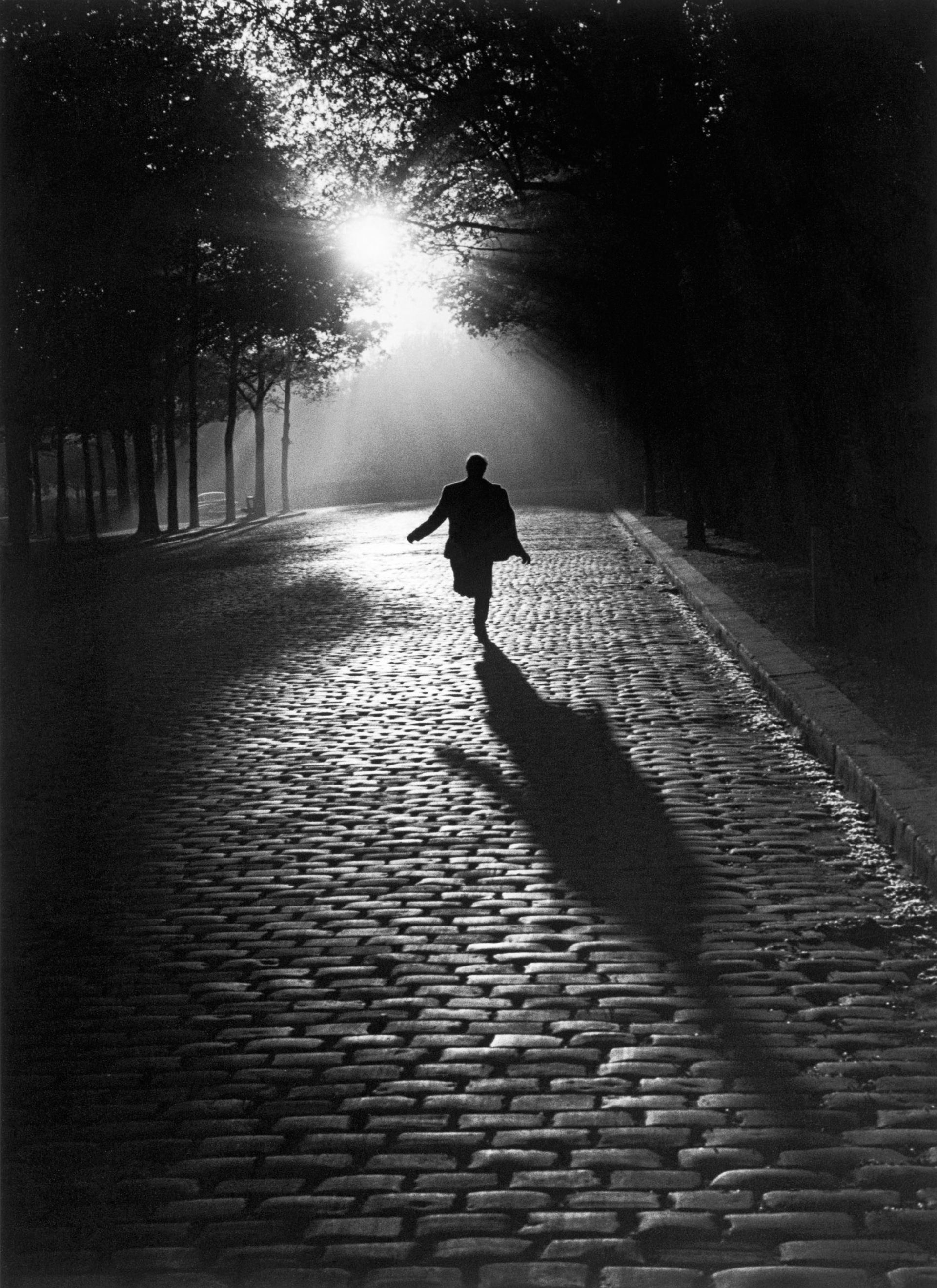 Sabine Weiss, L’Homme qui court, 1953, tirage gélatino-argentique postérieur. Prix : 2800 euros. © Sabine Weiss. Courtesy Les Douches la Galerie, Paris