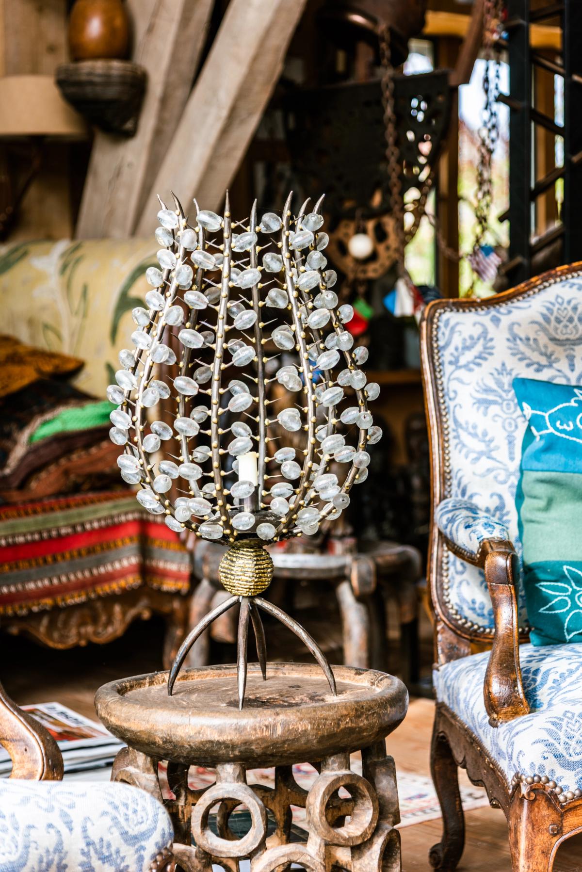 Photophore Perles, acier patiné et verre, 60 exemplaires.
© Studio Vanssay