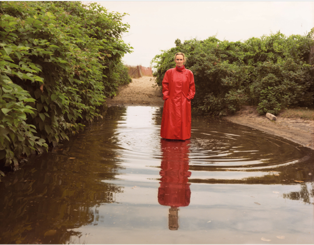 Tina Barney, Self-Portrait in Red Raincoat, 1990, photographie couleur.
Courtesy de l’artiste et de la Kasmin Gallery