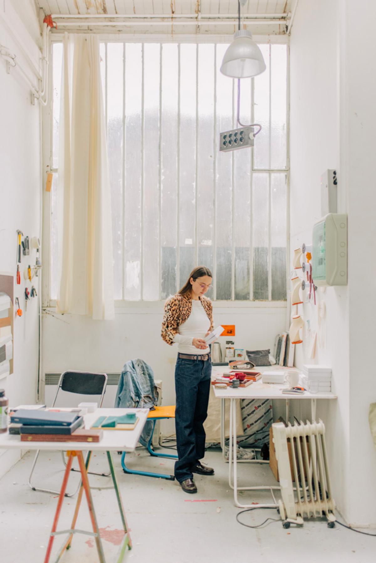 Hanna Rochereau dans son studio, 2025.
© Photo: Tiphaine Caro