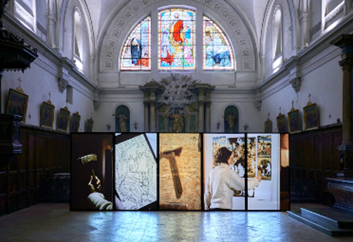 Vue d’exposition de Clemens Von Wedemeyer, Ausbeutung, oder wie man die Oberfläche durchbricht (2021), Hôtel-Dieu, Toulouse. © Le Printemps de septembre. Photo : Damien Aspe