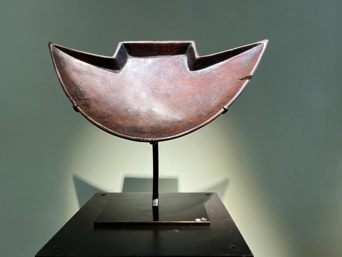 Plat sacré des Îles Fidji ( Polynésie). Galerie Antony Meyer. Photo Bérénice Geoffroy-Schneiter