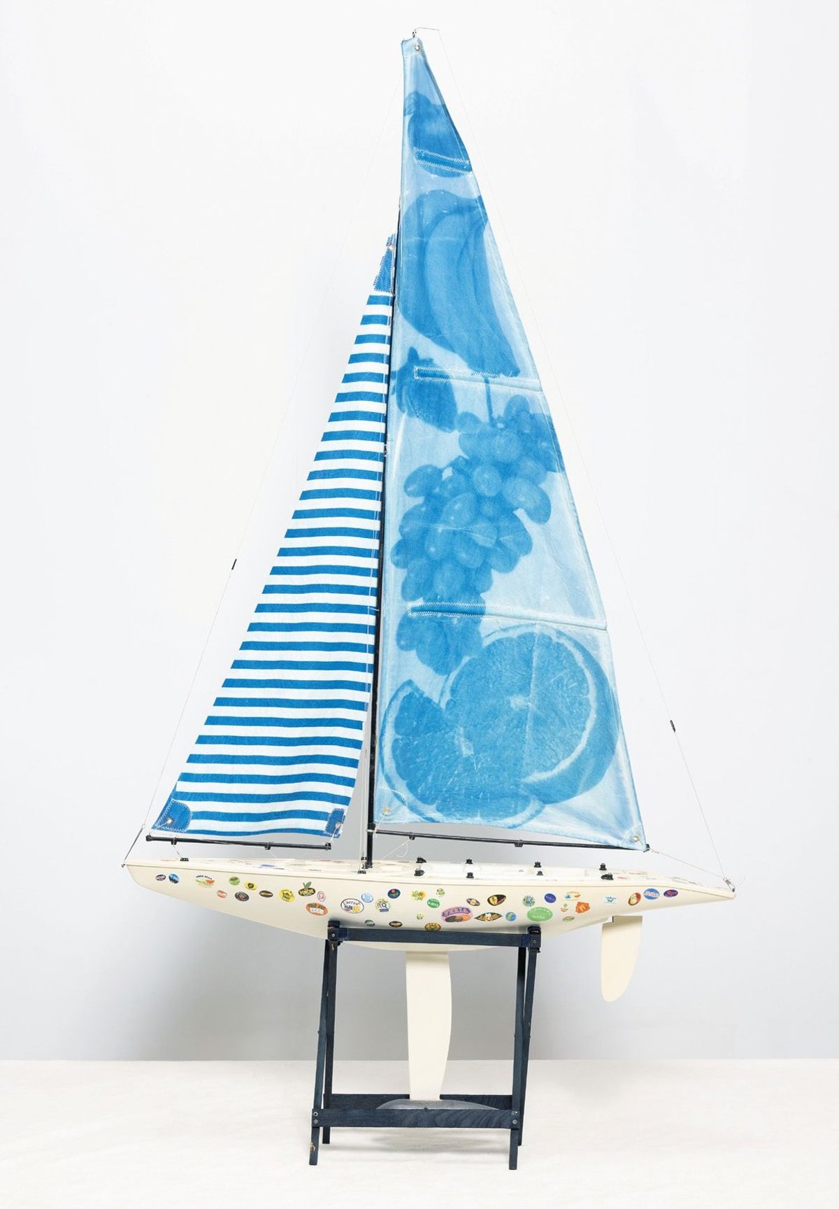Thomas Mailaender, Fruit of the Loom, 2025, voilier de bassin et impression cyanotype sur les voiles. Courtesy de l’artiste et de Double V Gallery, Marseille, Paris