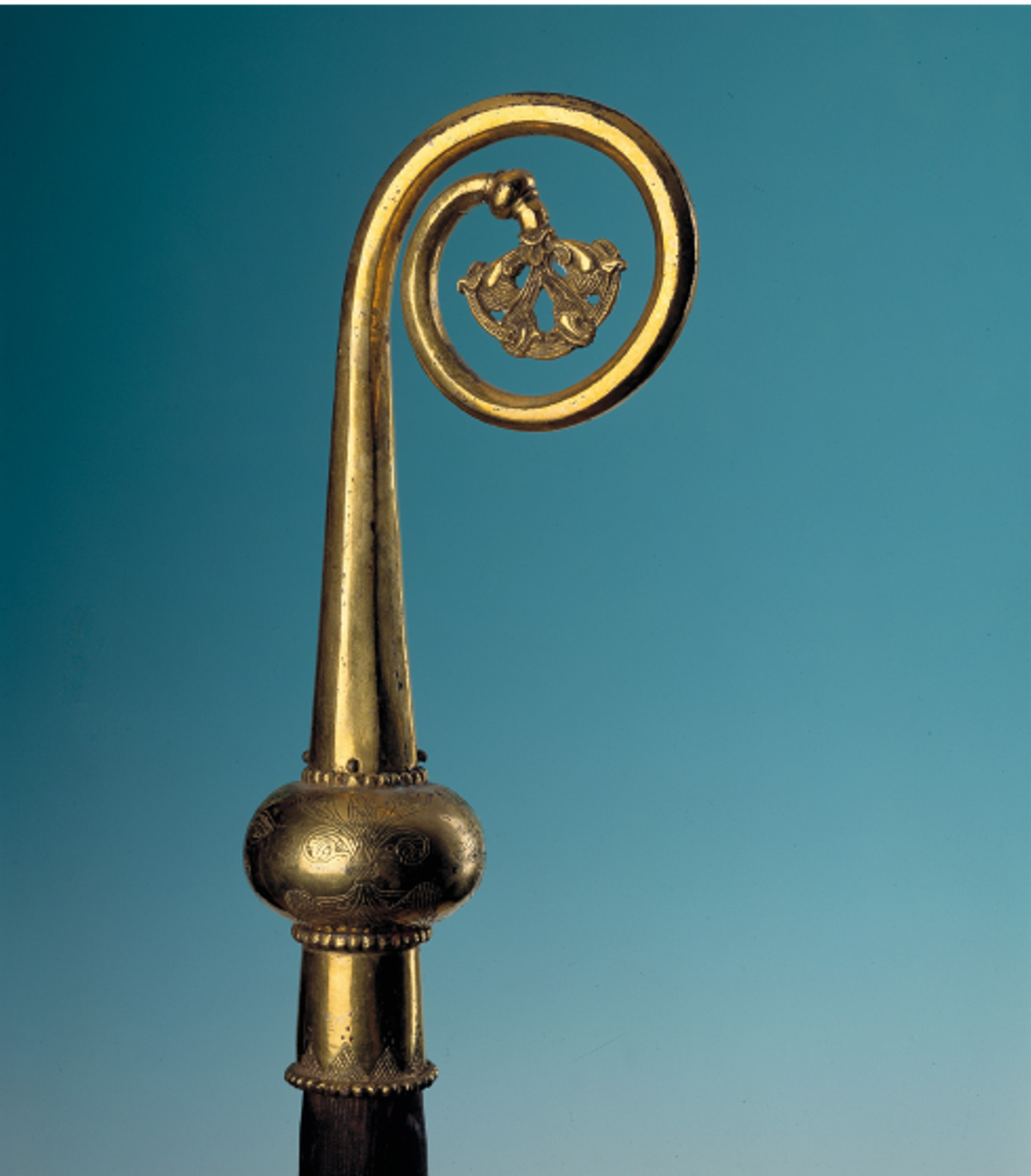 Crosseron et sa douille, avec palmette anglo-normande, Rouen, abbaye Saint-Amand, 3e quart du XIIe siècle, alliage cuivreux doré, musée des Antiquités, Rouen. © Yohann Deslandes, Réunion des musées métropolitains de Rouen