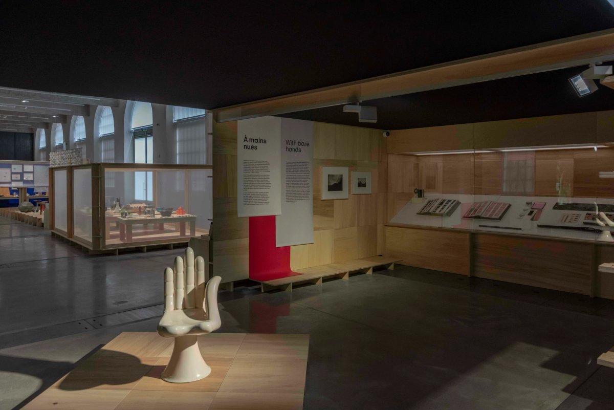 Vue de l’exposition « Design en main. Du langage à l’objet » à la Galerie nationale du design, à Saint-Étienne. Photo Louis Chevalier