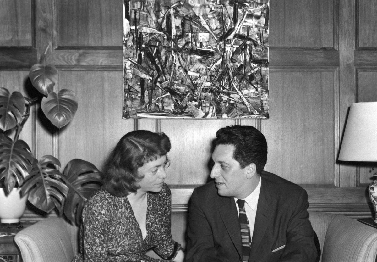Joan Mitchell et Jean Paul Riopelle à Chicago vers 1957-1959. Photo provenant des archives du Catalogue raisonné de Jean Paul Riopelle, dirigé par Yseult Riopelle