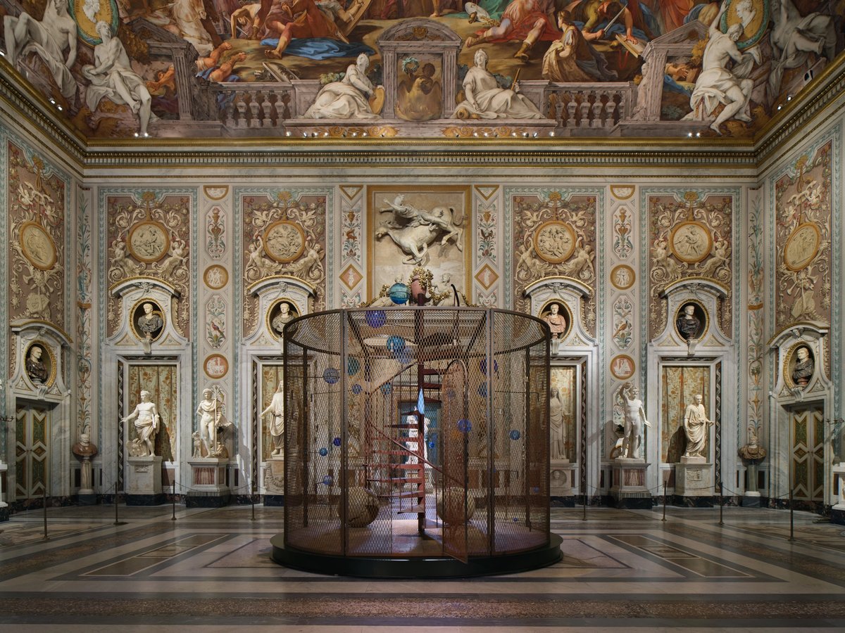 Louise Bourgeois, Cell (The Last Climb), 2008, installation (acier, verre, caoutchouc, fil et bois) dans le Salone di Mariano Rossi, Galleria Borghese, Rome, 2024. Photo A. Osio