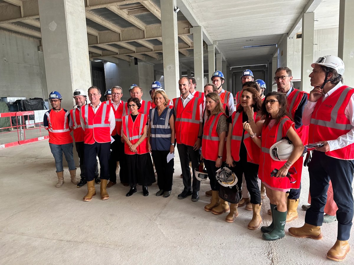 Rachida Dati entourée des participants à la visite de chantier du Centre Pompidou Francilien - Fabrique de l’Art à Massy le mercredi 2 juillet 2025. Photo : Philippe Régnier