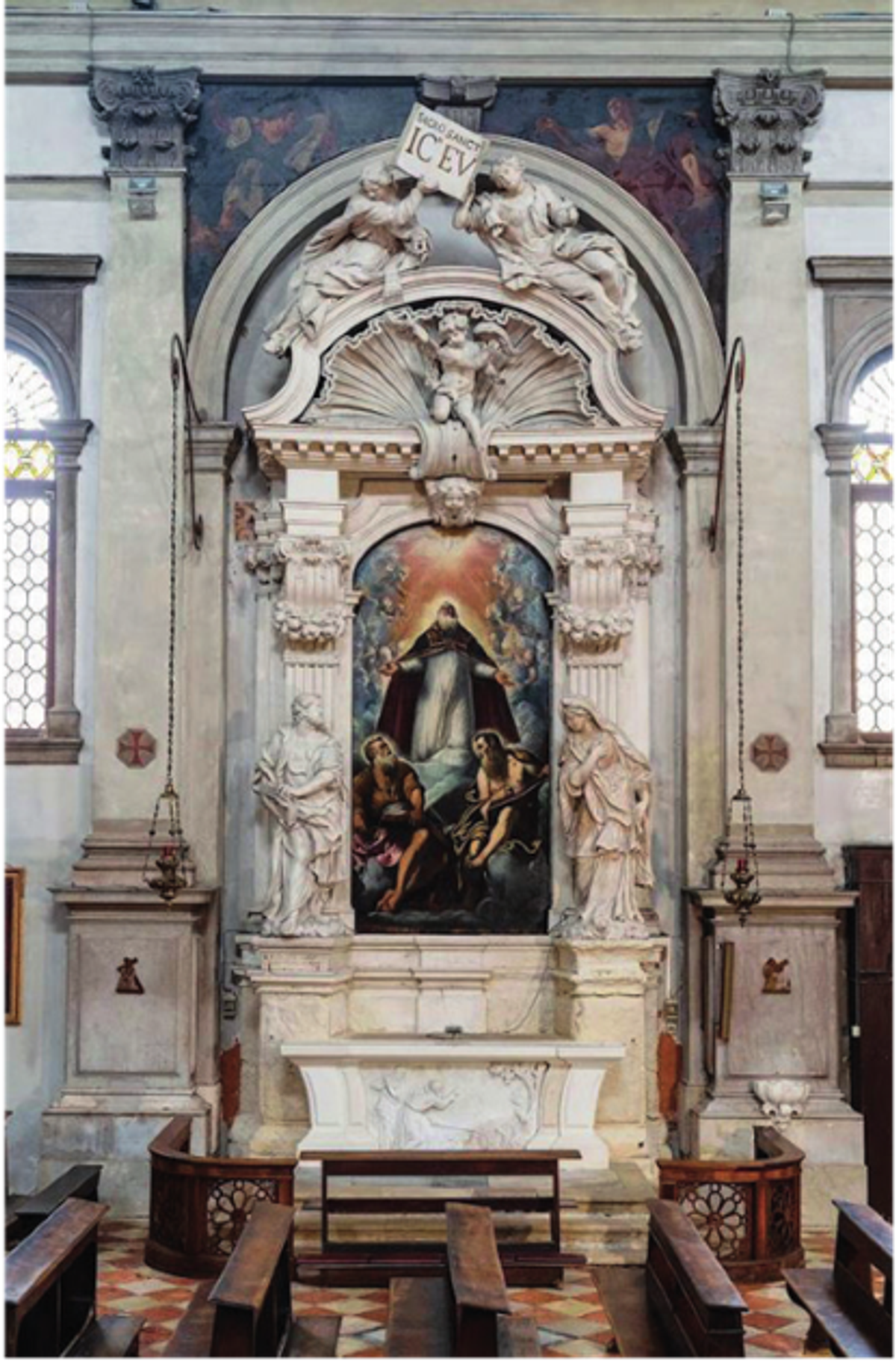 Les écoinçons de Giulia Lama représentant saint Luc et saint Jean à l'église San Marziale sont visibles au-dessus de Saint Martial en gloire avec saint Pierre et saint Paul du Tintoret, un retable restauré par Save Venice en 2018. Photo : Matteo De Fina ; courtesy de Save Venice