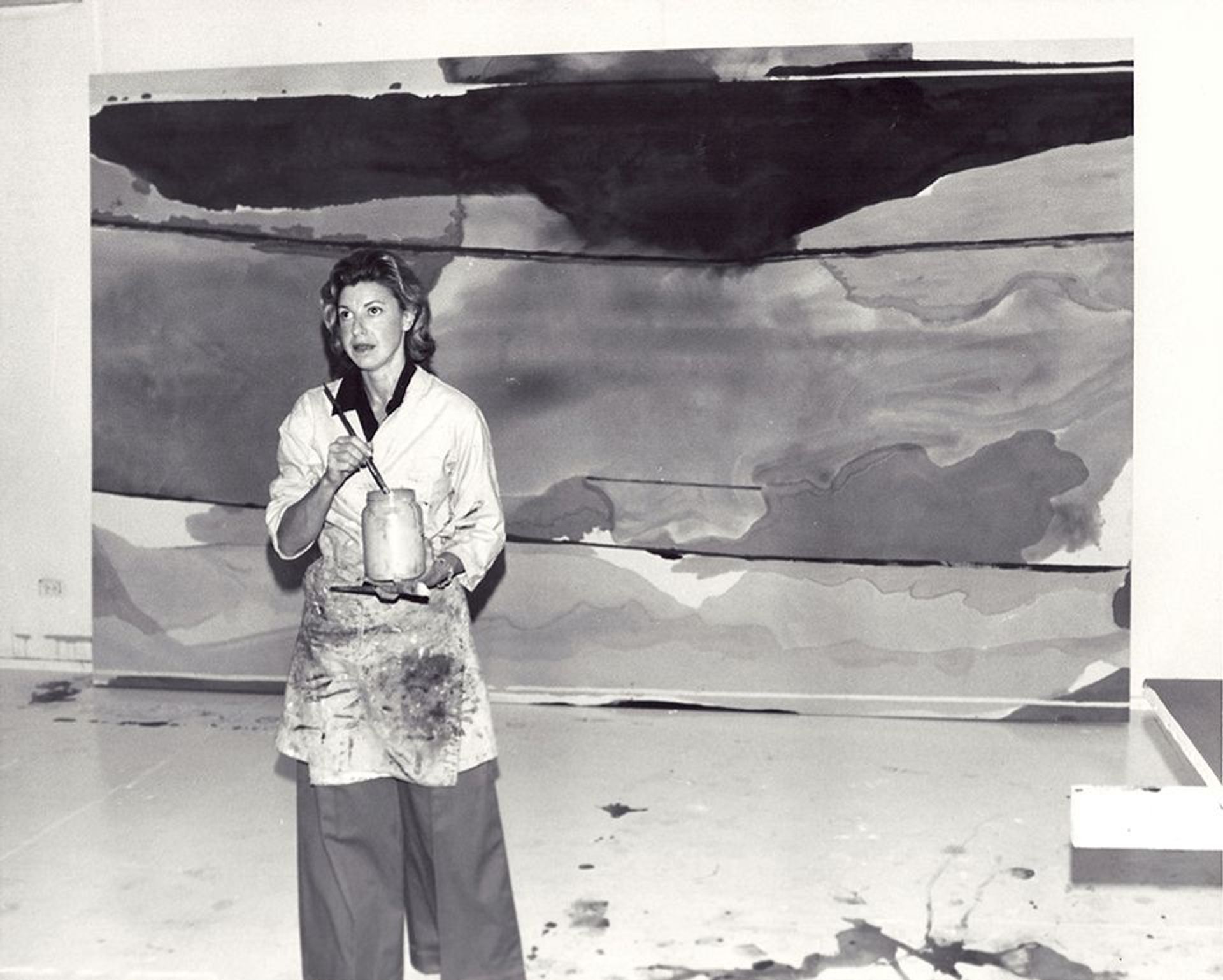 Helen Frankenthaler dans son studio de New York en 1973 avec la peinture en cours Hybrid Vigor. Courtesy Helen Frankenthaler Foundation Archives, New York. Photo : Edward Youkilis. © 2020 Helen Frankenthaler Foundation, Inc./ Artists Rights Society (ARS), New York 
