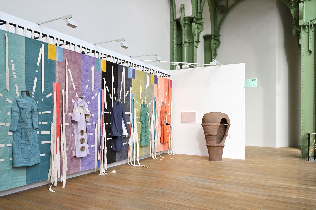 Stand de la galerie 𝘛 𝘏 𝘌 𝘗 𝘐 𝘓 𝘓 ®️ à Art Basel Paris 2025. © Rebecca Fanuele