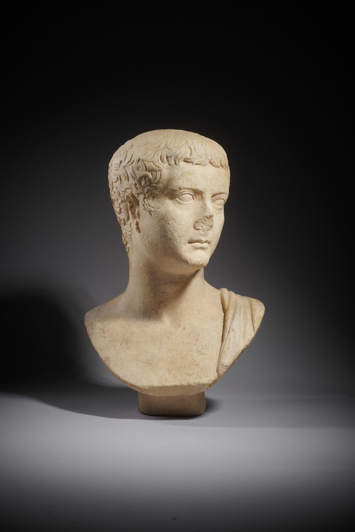 Portrait de l'empereur Tibère en marbre, art romain, dynastie julio-claudienne, vers 10 après J.C. Courtesy Artcurial