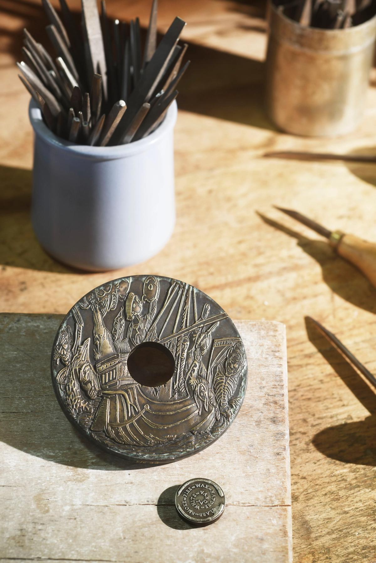 Médaille de Joris Van de Moorten, La médaille et son double. © Monnaie de Paris. © Stilling Photography