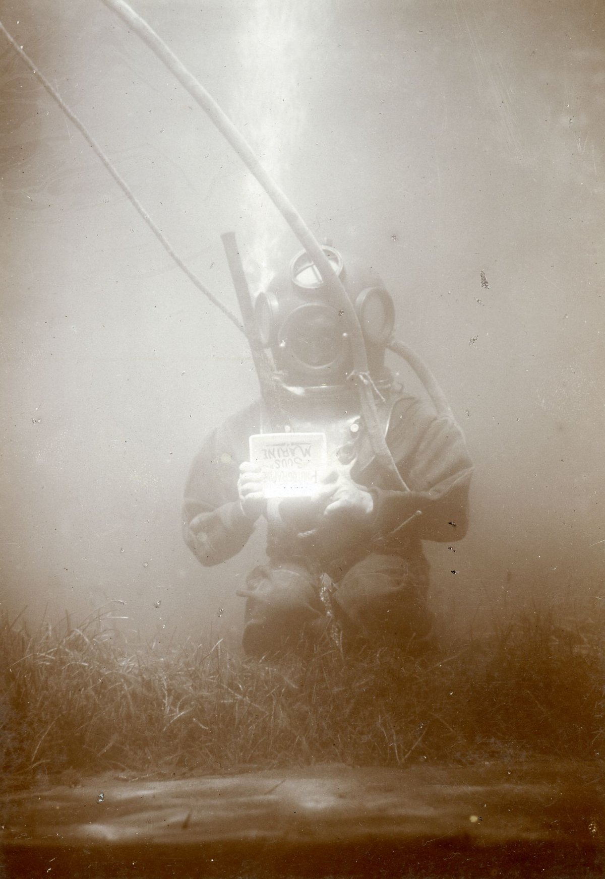 Louis Boutan, Le Scaphandrier Joseph David tenant – à l'envers – une cuvette de dissection avec les mots « photographie sous-marine », Banyuls-sur-Mer, 1898. © Bibliothèque du laboratoire Arago/Sorbonne Université