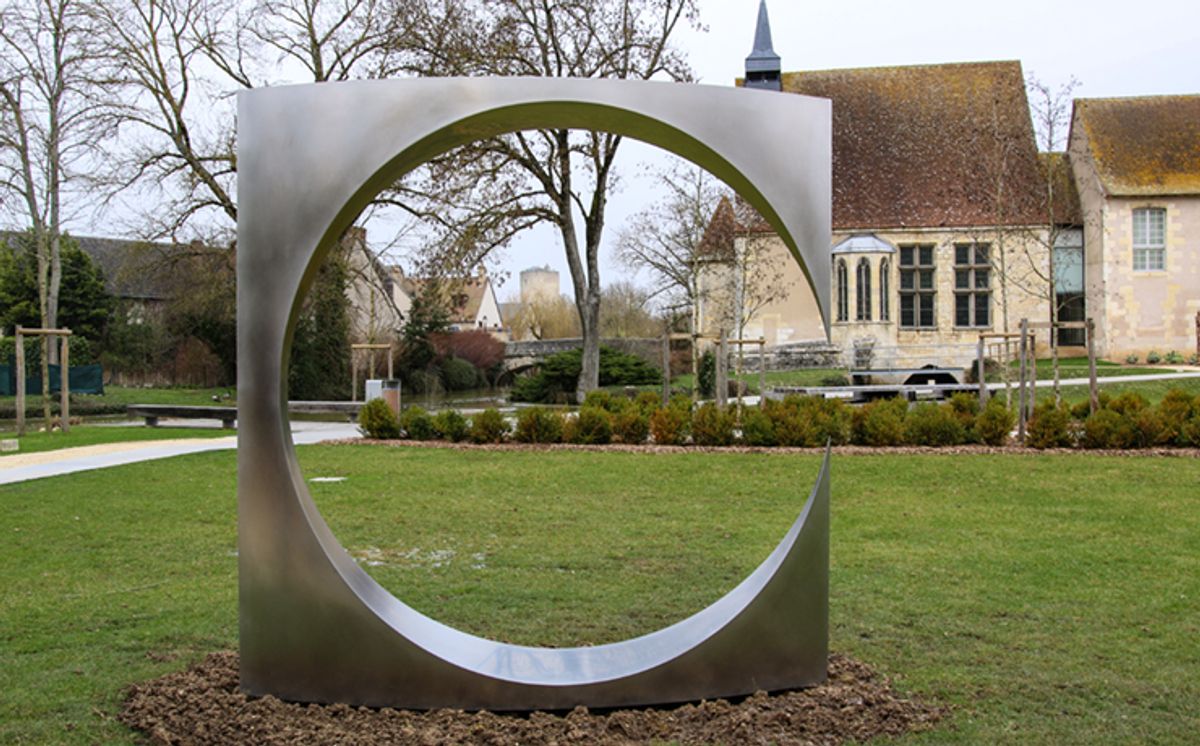 Marta Pan, Cercle Carré, 2000, inox, 226 x 226 x 50 cm, éd. 2/3, dans le parc de sculptures d’Issoudun. Photo : D.R.