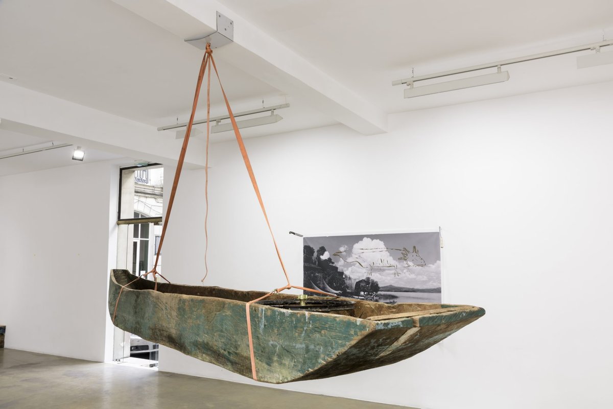 Abraham Cruzvillegas, Ichárhuta atonal en cientotreyntaidosavos de tono (para Luis González y González), 2017, bois, résine, sangle, métal, roue de vélo, 50 x 53 x 460 cm. Courtesy de l’artiste et de la Galerie Chantal Crousel, Paris. Photo : Florian Kleinefenn