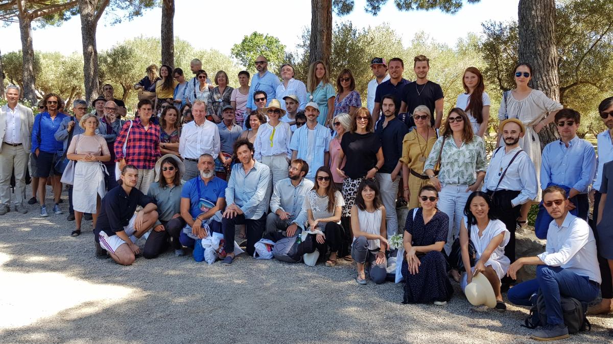 Les artistes et designers de la Villa Noailles et les membres du réseau Plein Sud réunis à la Fondation Carmignac à Porquerolles le 9 juillet. Photo : D.R.